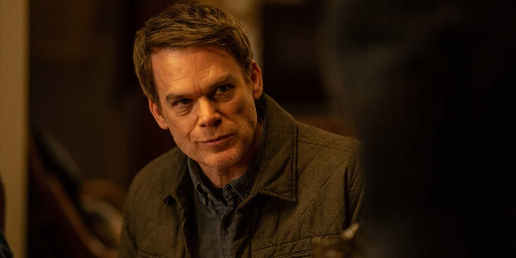 Michael C. Hall como Dexter sorrindo em Dexter: Resurrection