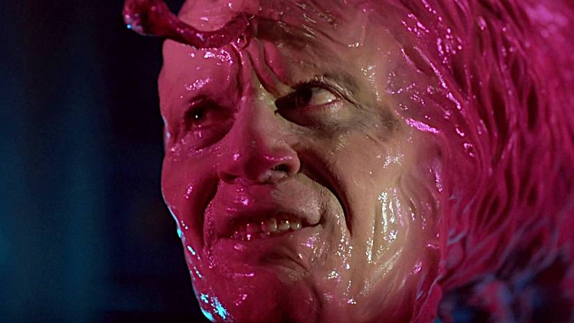 Uma criatura nojenta semelhante a um verme com um rosto humano em From Beyond.