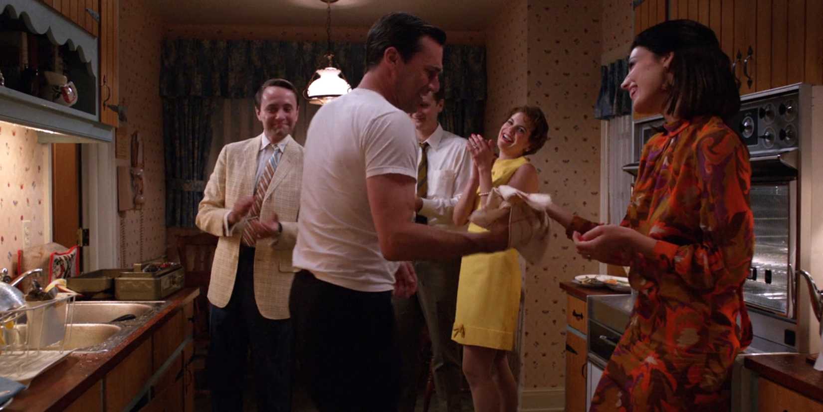 Don Draper consertando uma torneira em Mad Men