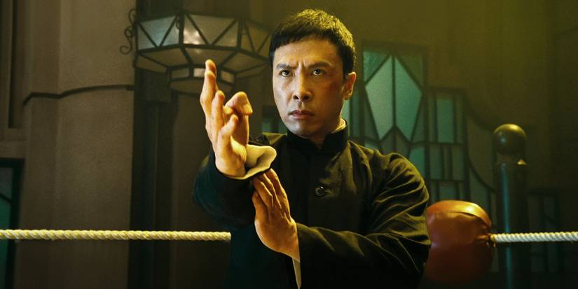 Donnie Yen takes a fighting stance in Ip Man 2