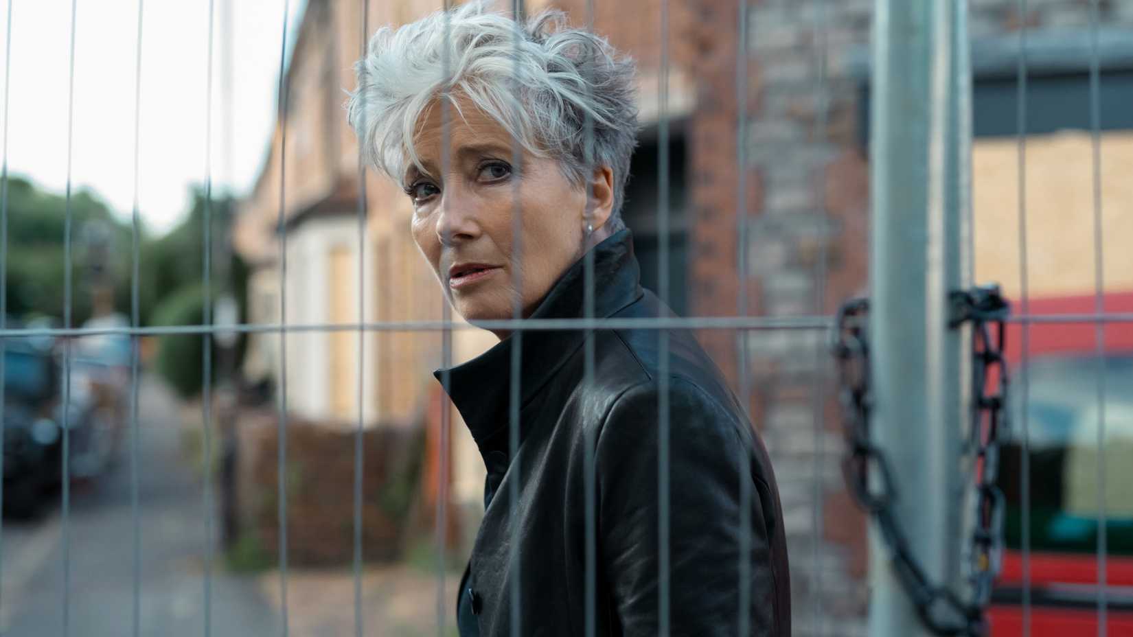 Emma Thompson em cena da série Down Cemetery Road