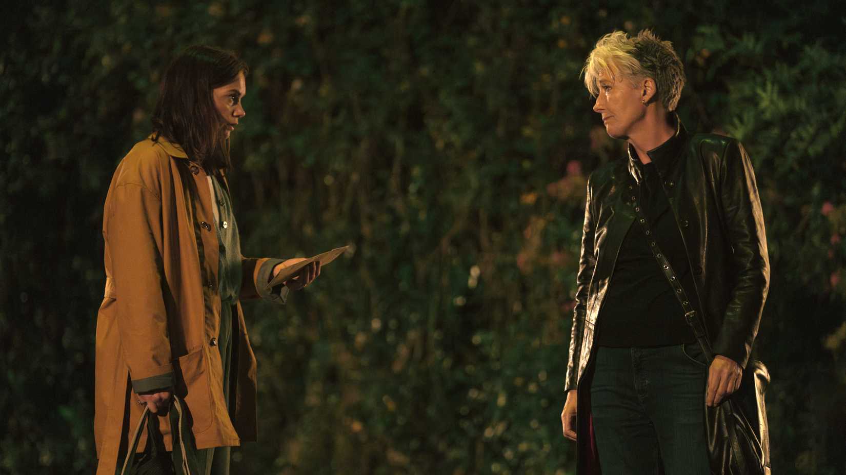 Cena de Down Cemetery Road com Emma Thompson e Ruth Wilson