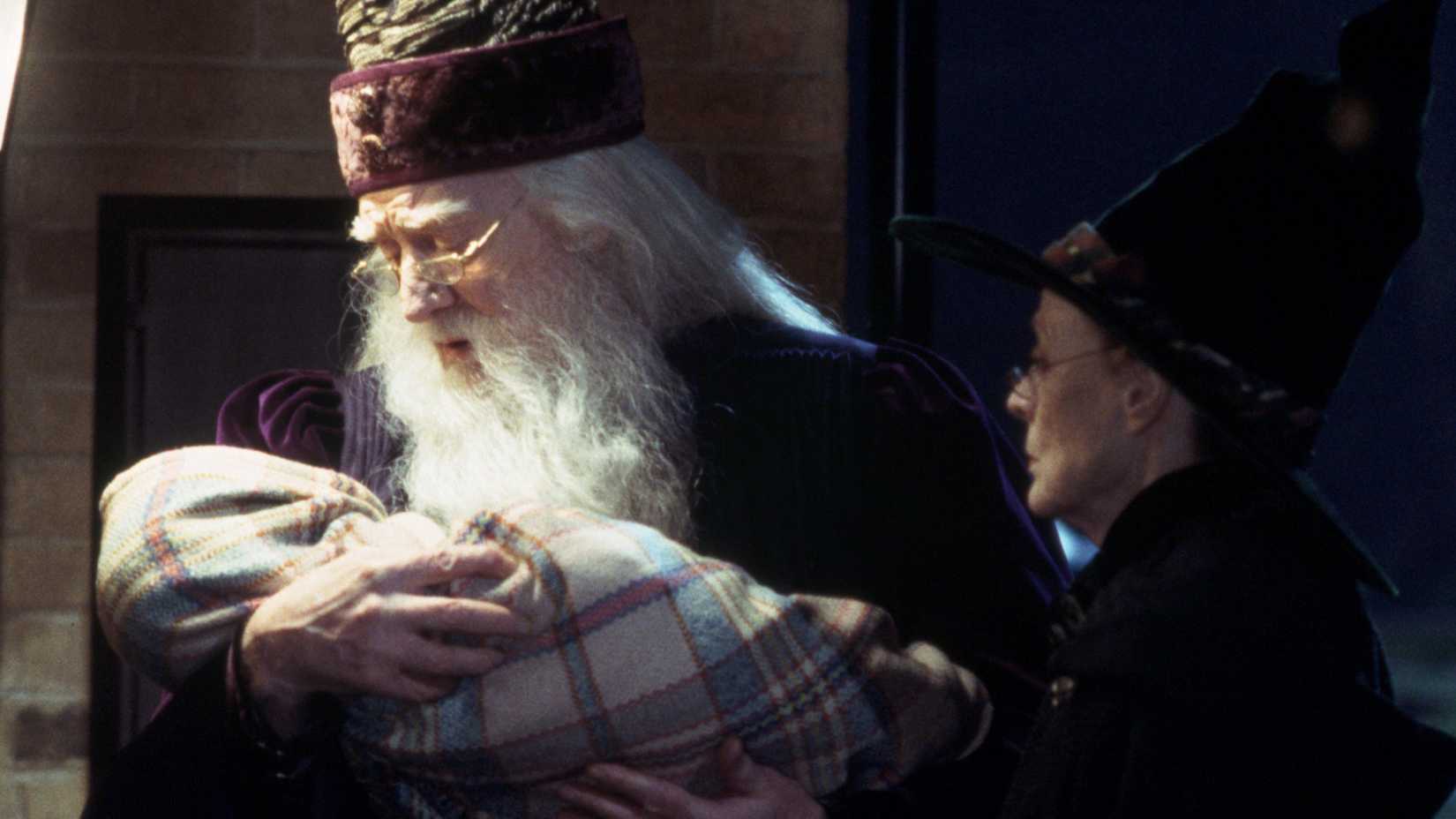 Dumbledore segurando o bebê Harry Potter.