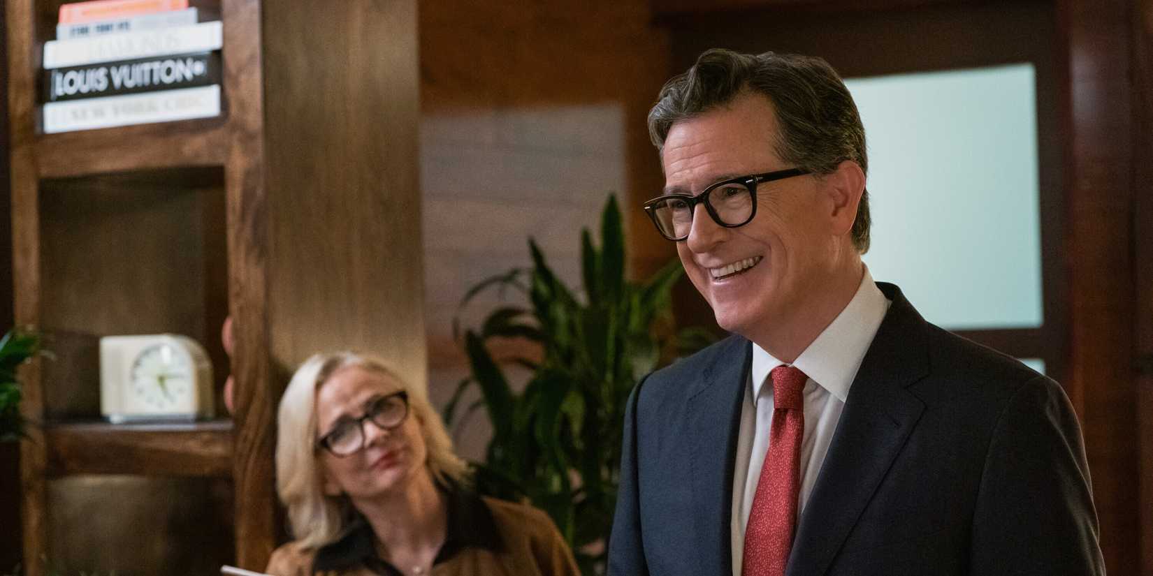 Amy Sedaris as Laurel and Stephen Colbert as Scotty Bristol in the Elsbeth season 3 premiere