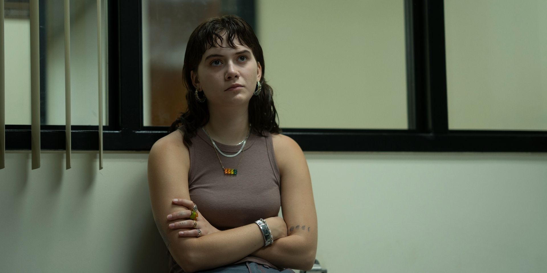 Maeve em cena na delegacia em Task.