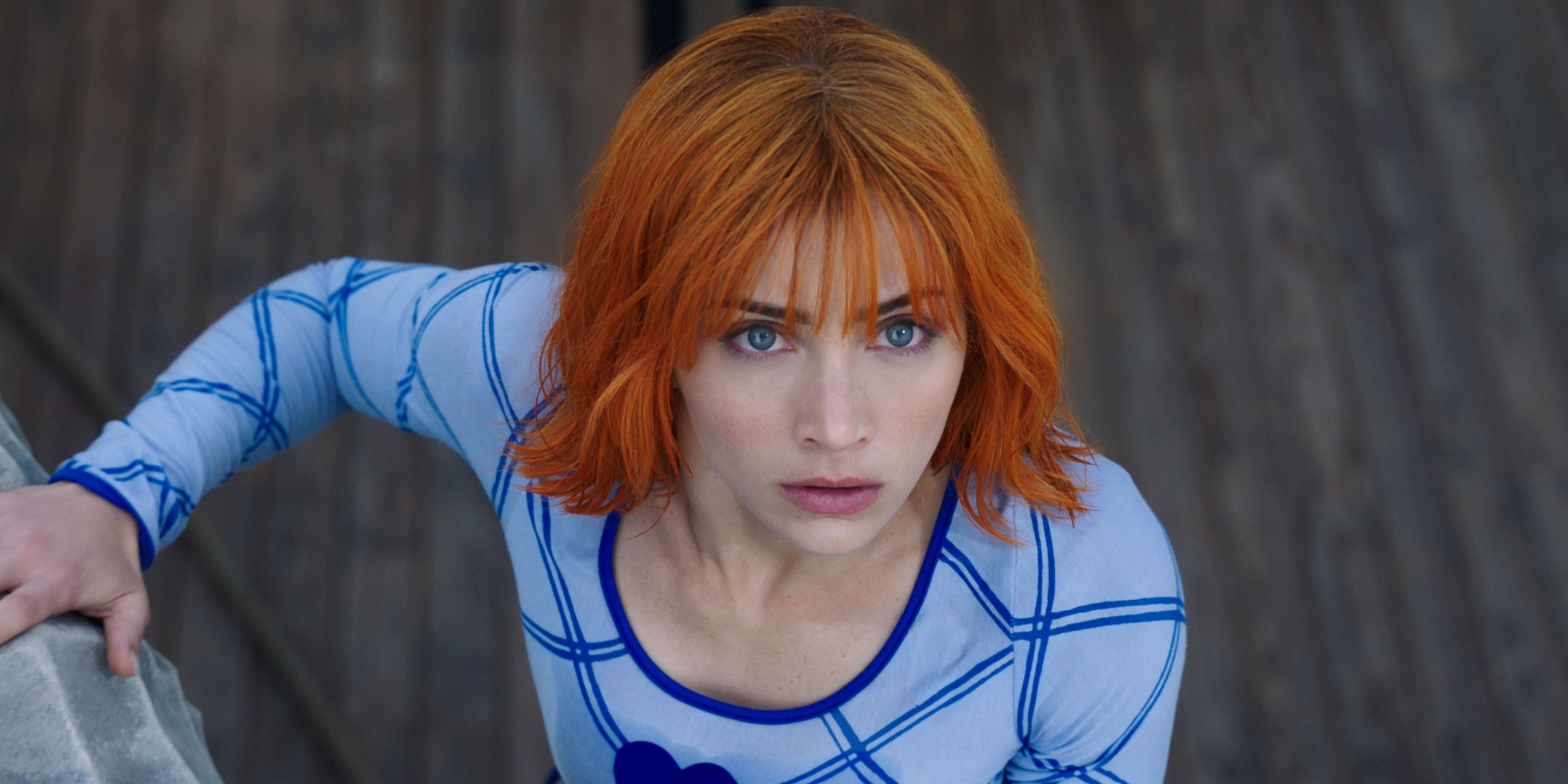 Emily Rudd dans le rôle de Nami levant les yeux dans la saison 2 de One Piece