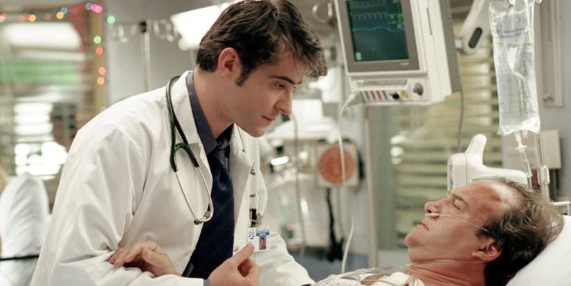 Um médico ajudando um paciente no pronto-socorro