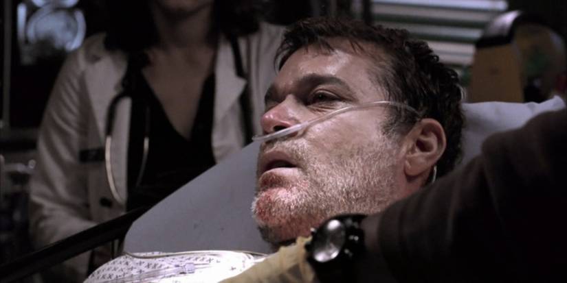 Ray Liotta com um tubo de respiração no pronto-socorro