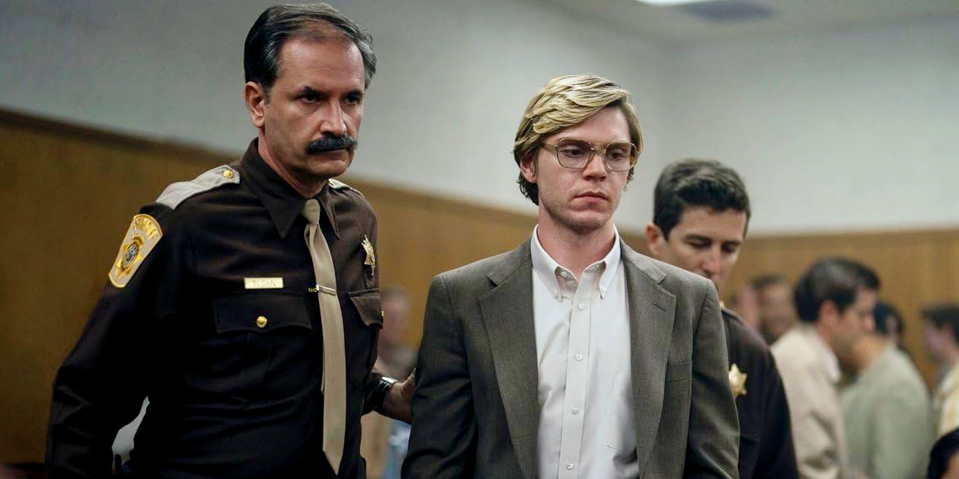 Evan Peters como Jeffrey Dahmer na 1ª temporada de Monster.