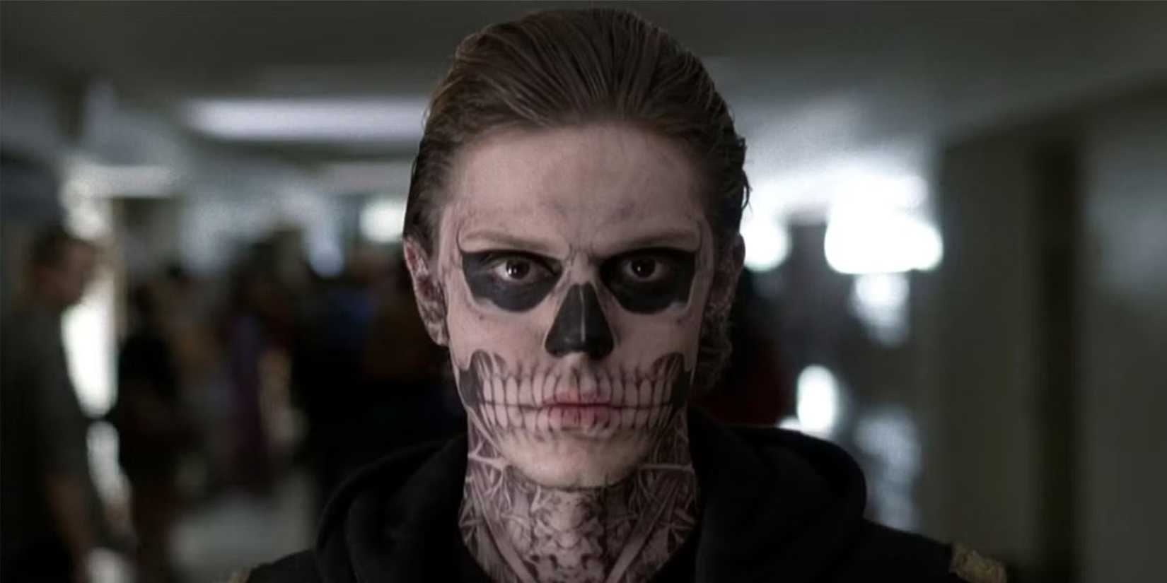 Evan Peters como Tate com maquiagem de caveira na 1ª temporada de American Horror Story