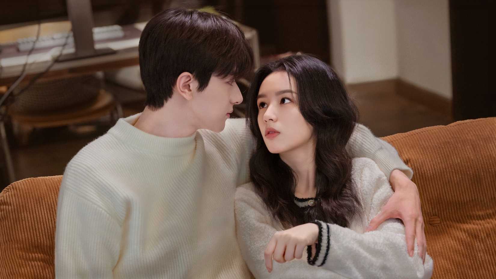 Lin Yi como Gu Xun e Zhou Ye como Yue Qian Ling em Everyone Loves Me.