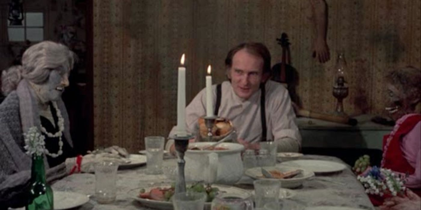 Ezra Cobb em uma cena de Deranged (1974)