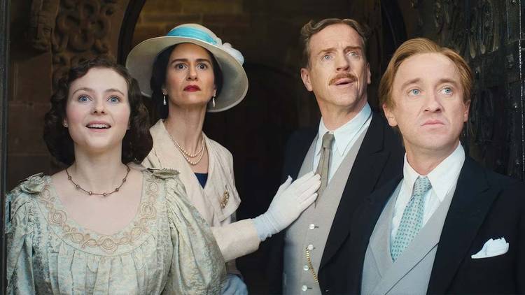 Thomasin McKenzie, Katherine Waterston, Damian Lewis e Tom Felton em Fackham Hall