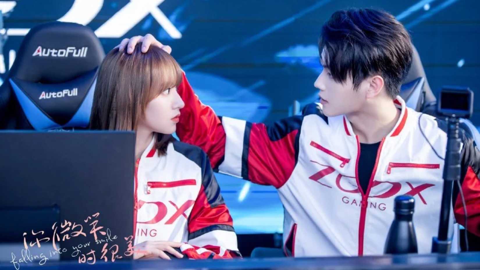 Cheng Xiao como Tong Yao e Xu Kai como Lu Sicheng em Falling Into Your Smile.