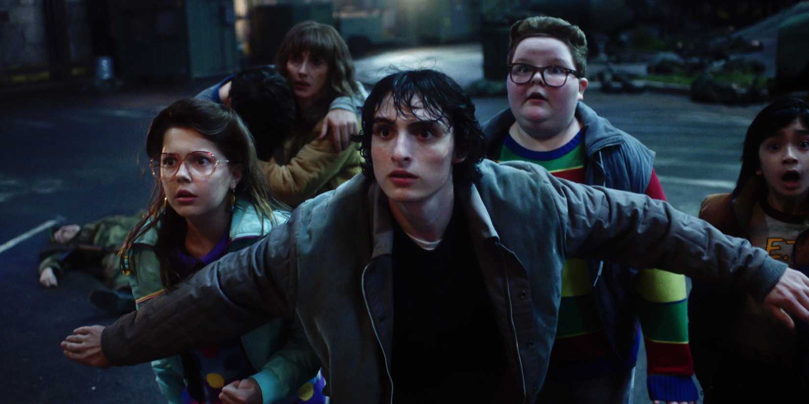 Mike Wheeler e Joyce Byers protegendo crianças em Stranger Things 5