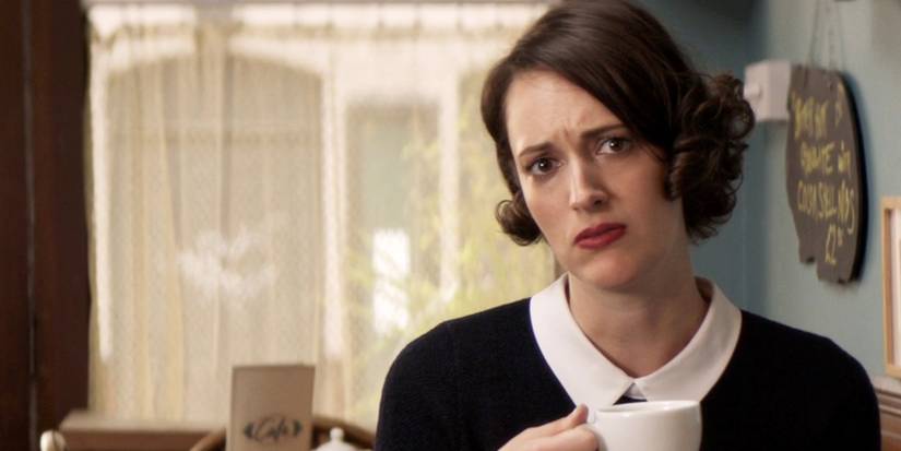 Fleabag (Phoebe-Waller Bridge) segurando uma xícara de chá e com uma expressão franzida em seu café em Fleabag