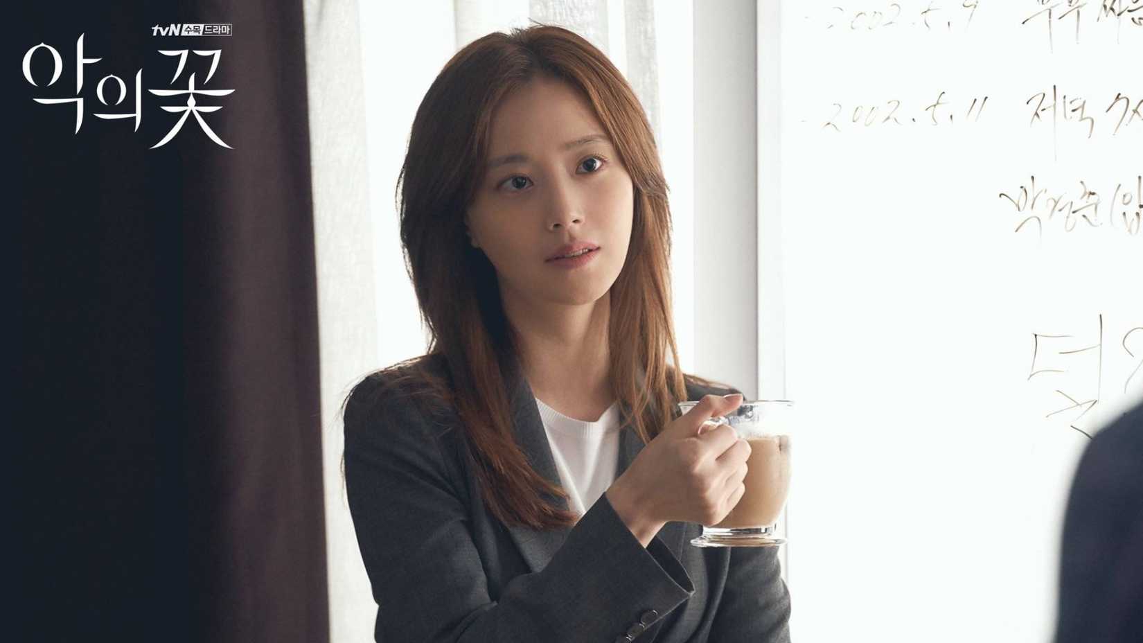 Moon Chae-won como Cha Ji-won em Flower of Evil.