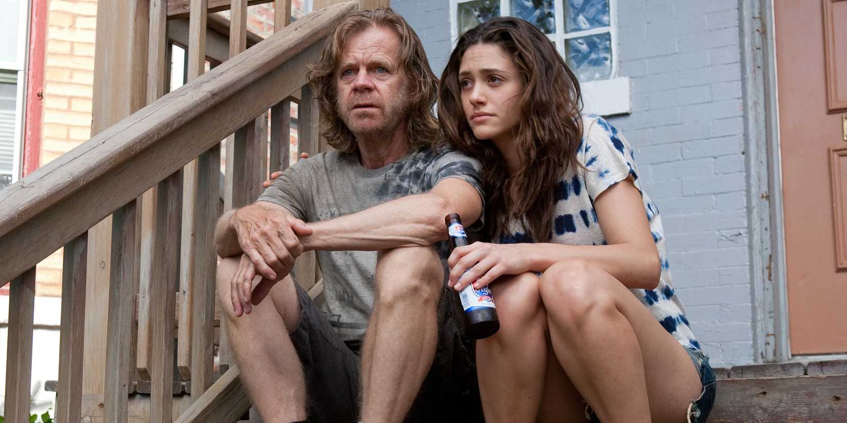 Frank e Fiona sentados na varanda parecendo preocupados em Shameless US