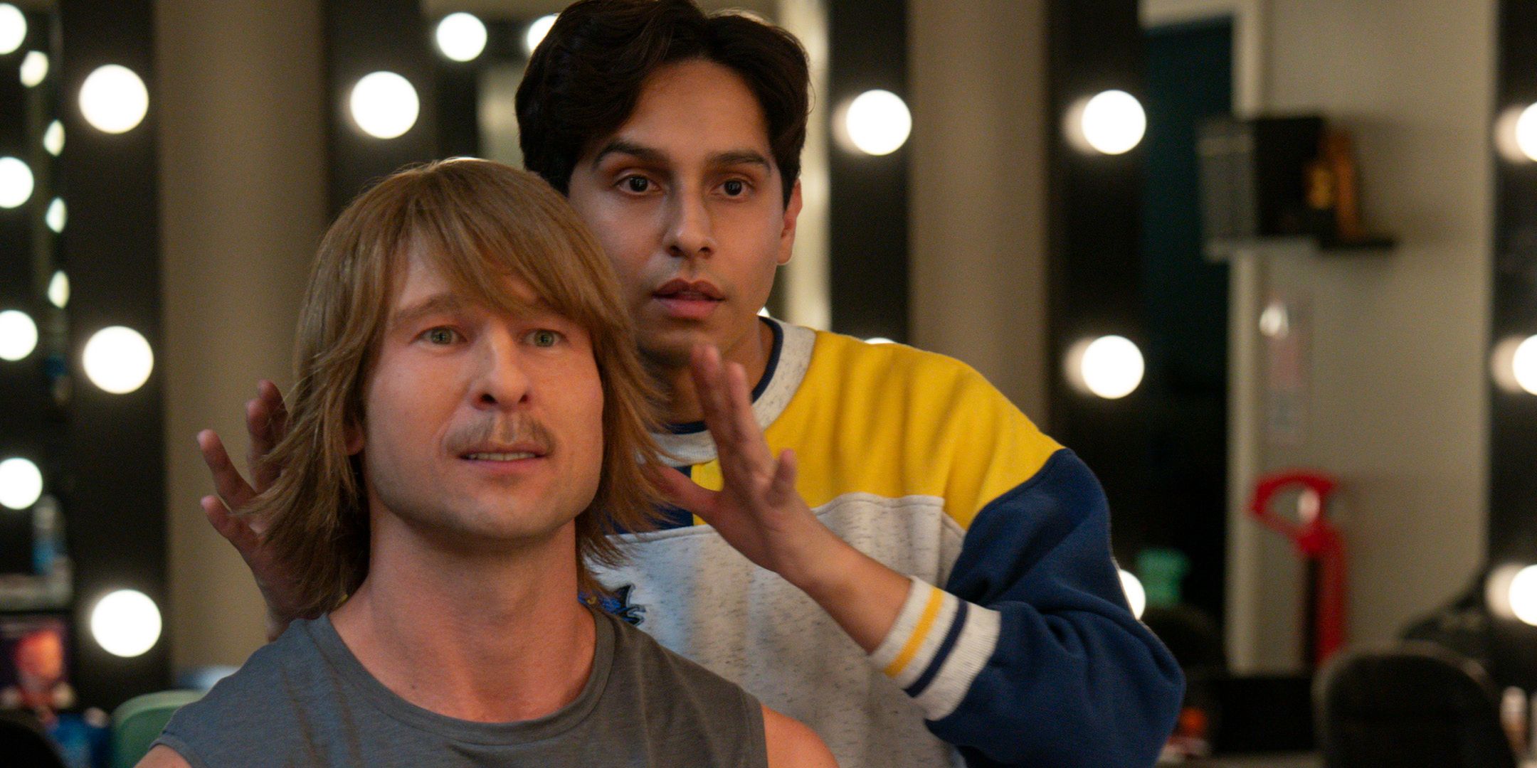 Glen Powell se transformando em Chad Powers no espelho.