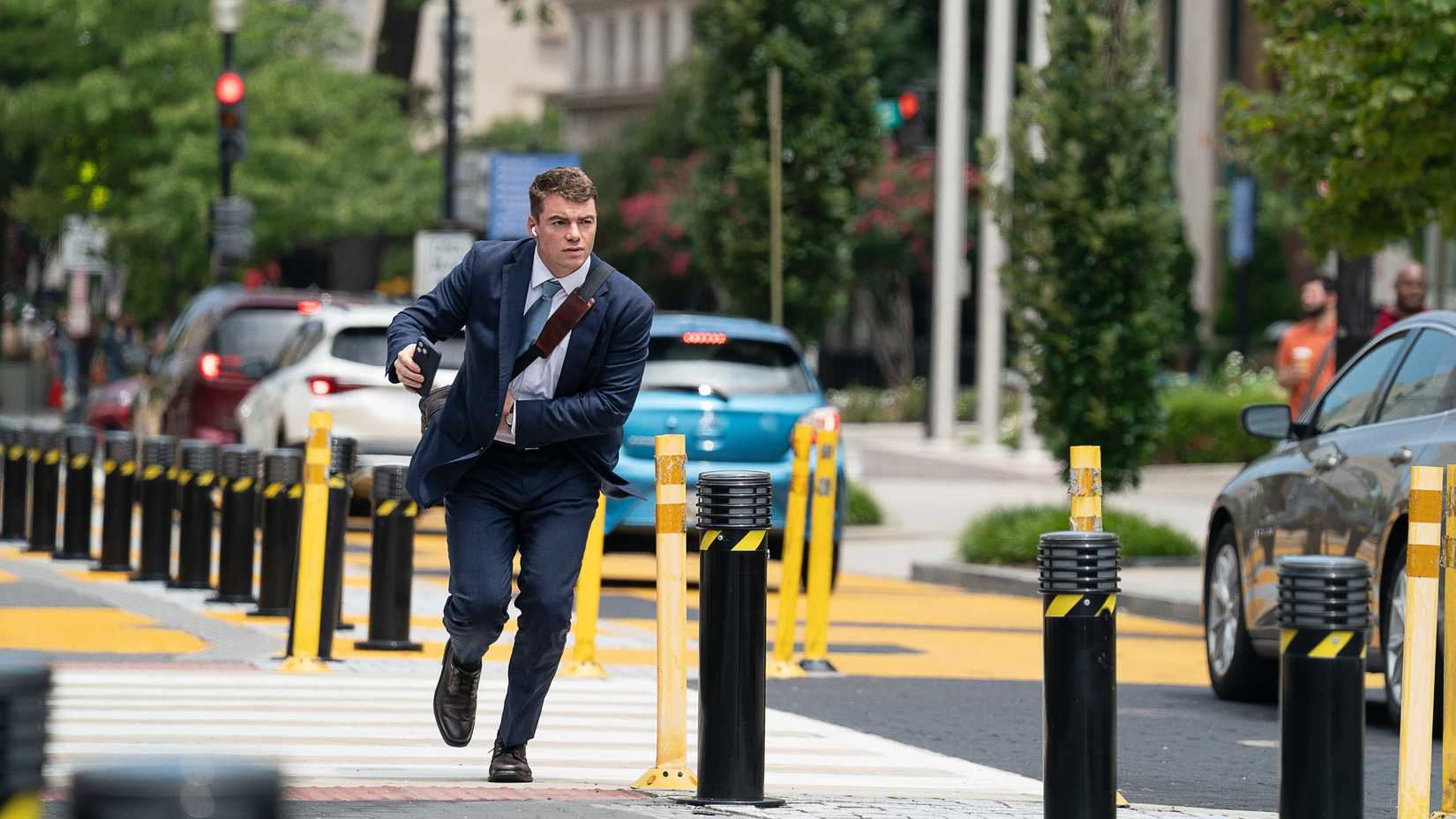 Gabriel Basso running on the street in A House of Dynamite