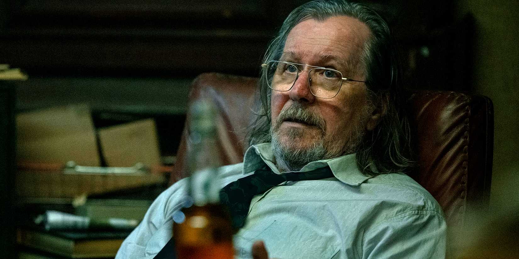 Gary Oldman como Jackson Lamb, preocupado em uma cadeira em Slow Horses.