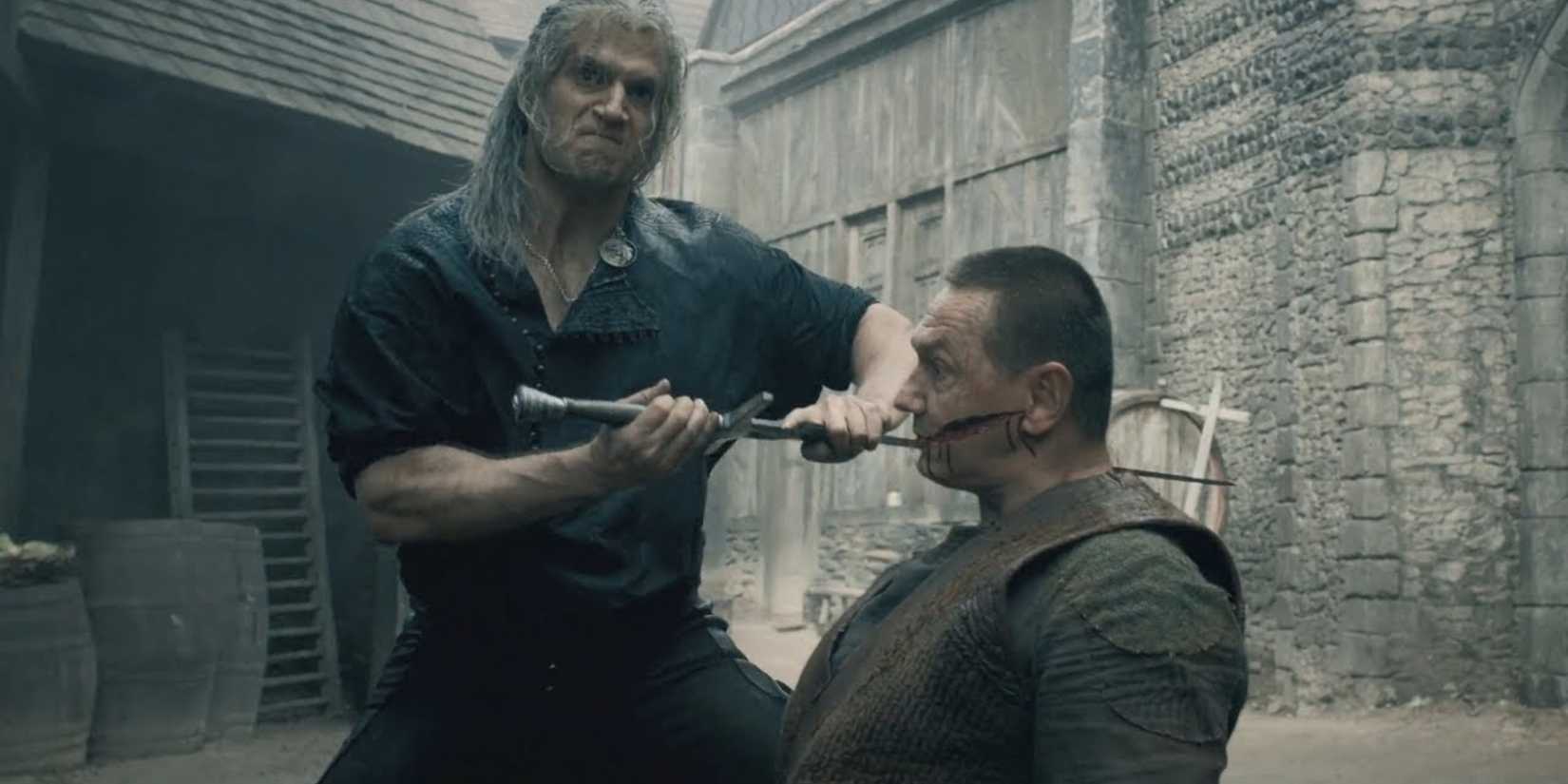 Geralt atacando um aldeão na série de TV The Witcher.