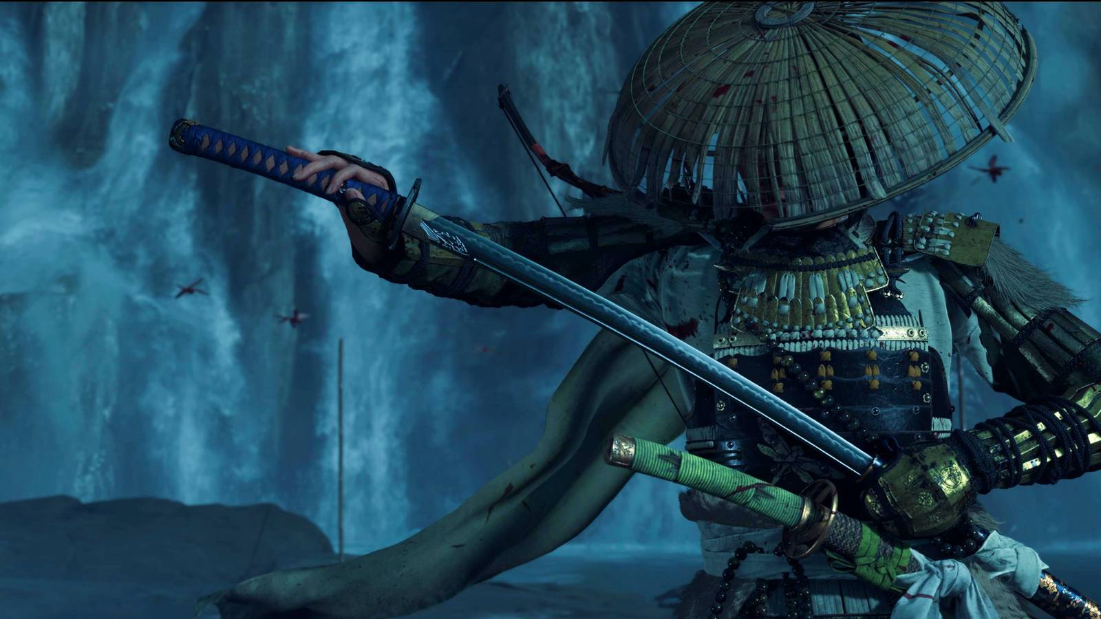 Atsu disegna la sua katana vicino a una cascata in Ghost of Yotei.