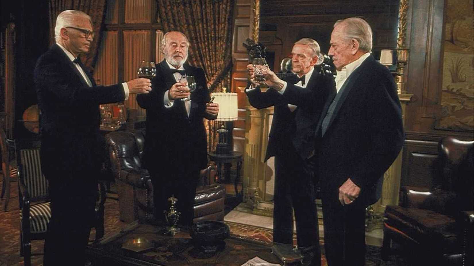 Grupo de homens brindando em Ghost Story