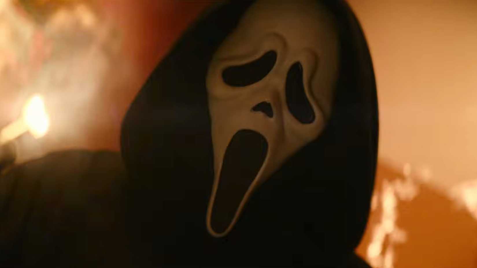 Ghostface incendiando a casa Macher em Scream 7