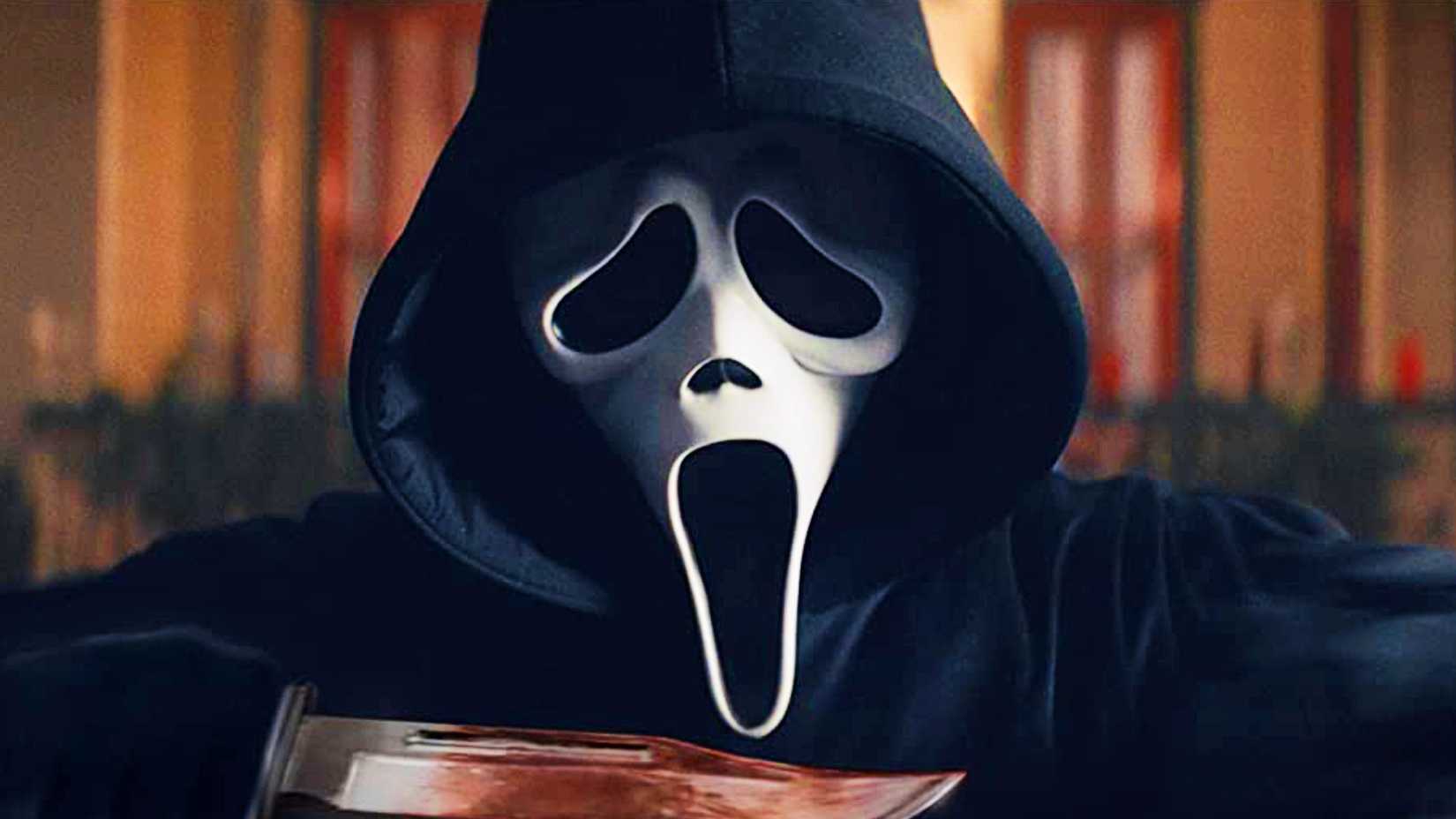 Ghostface limpando a faca no final de Scream 5