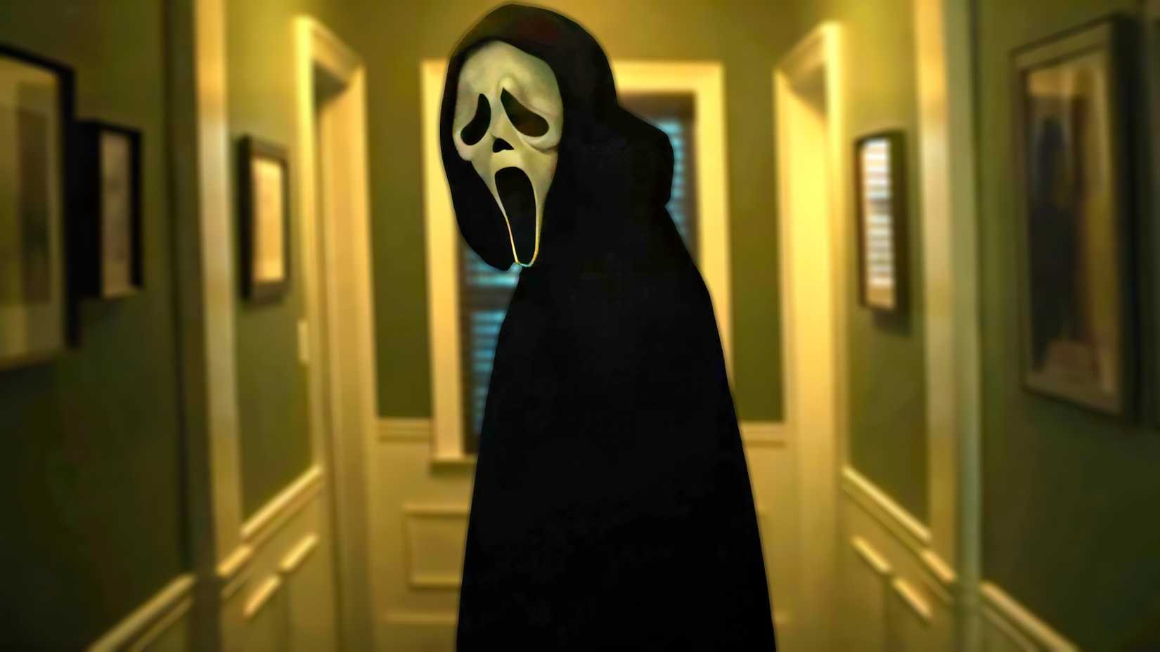 Ghostface olhando por cima do ombro em um corredor em Scream 7