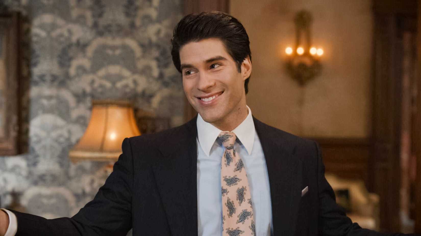 Asher Grodman (Trevor) de Ghosts sorrindo