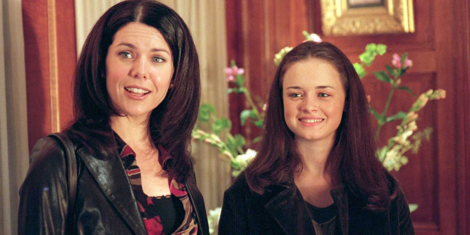 Lorelai (Lauren Graham) e Rory (Alexis Bledel) sorrindo em Gilmore Girls