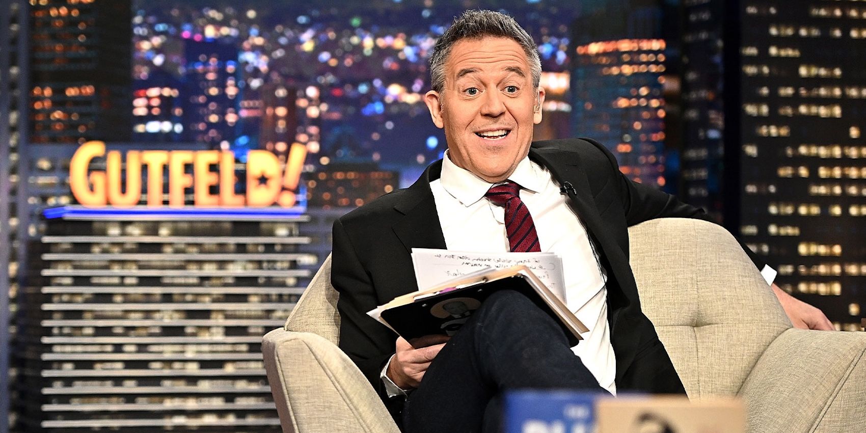 Greg Gutfeld em seu programa de entrevistas noturno.