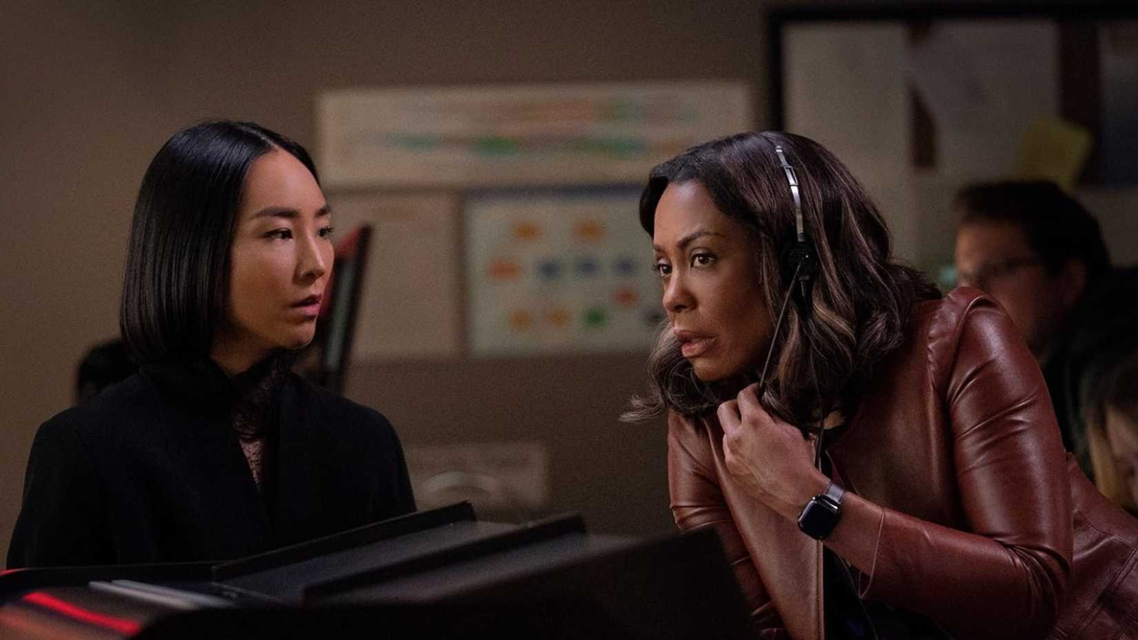 Greta Lee e Karen Pittman em The Morning Show