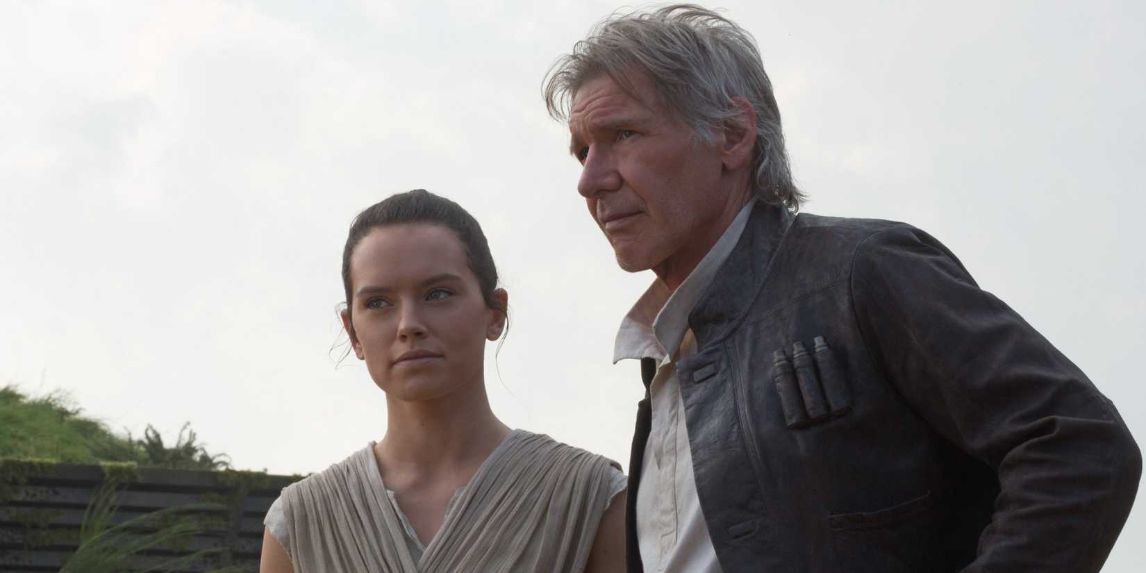 Han Solo e Rey lado a lado em O Despertar da Força, ambos com semblante intrigado