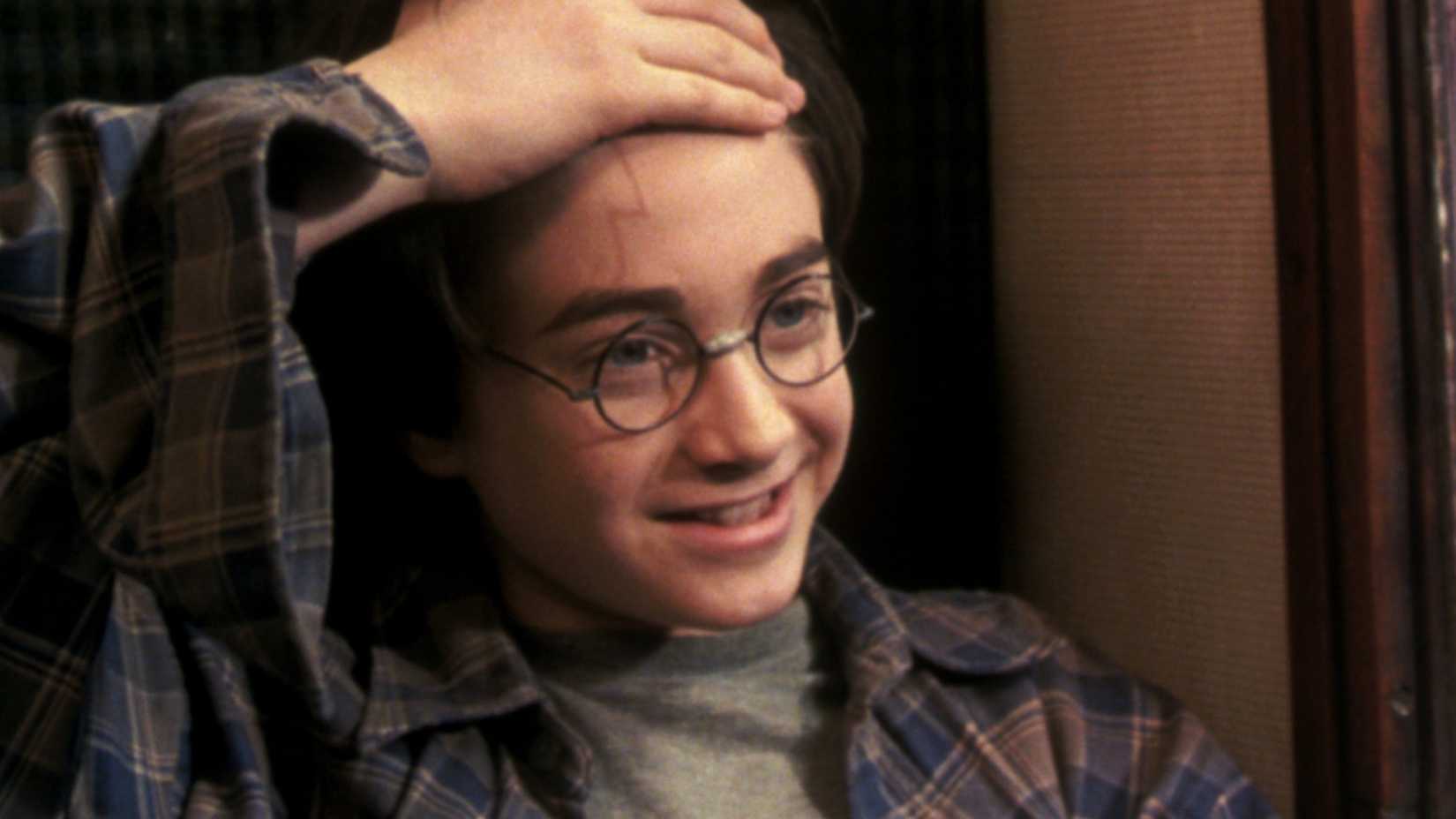 Harry Potter mostrando sua cicatriz em Harry Potter e a Pedra Filosofal