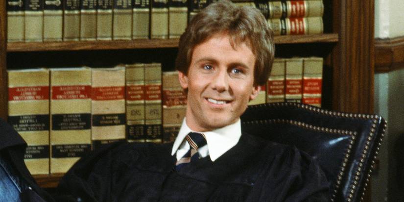 Harry Stone sorrindo em Night Court