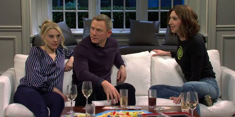 Heidi Gardner talking to Daniel Craig and Kate McKinnon in Deep Quote Game Night on SNL.