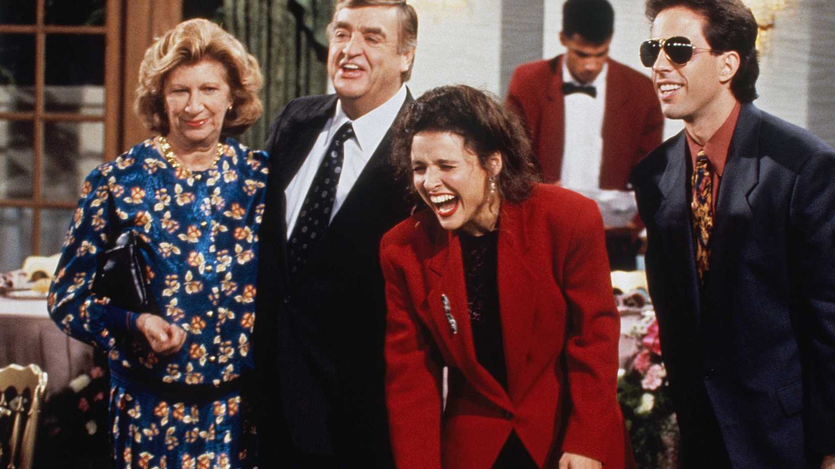 Her Hilarious Line In 'The Chaperone' 1 Helen, Morty, Elaine, and Jerry looking at something offscreen and smiling in Seinfeld season 3