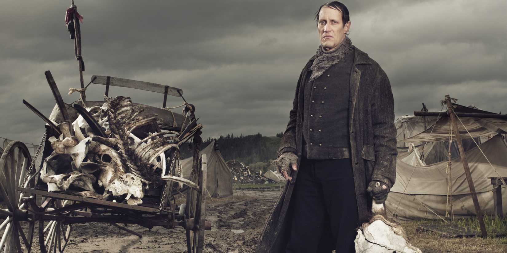 Christopher Heyerdahl como Thor O sueco Gundersen segurando uma caveira de búfalo em Hell on Wheels