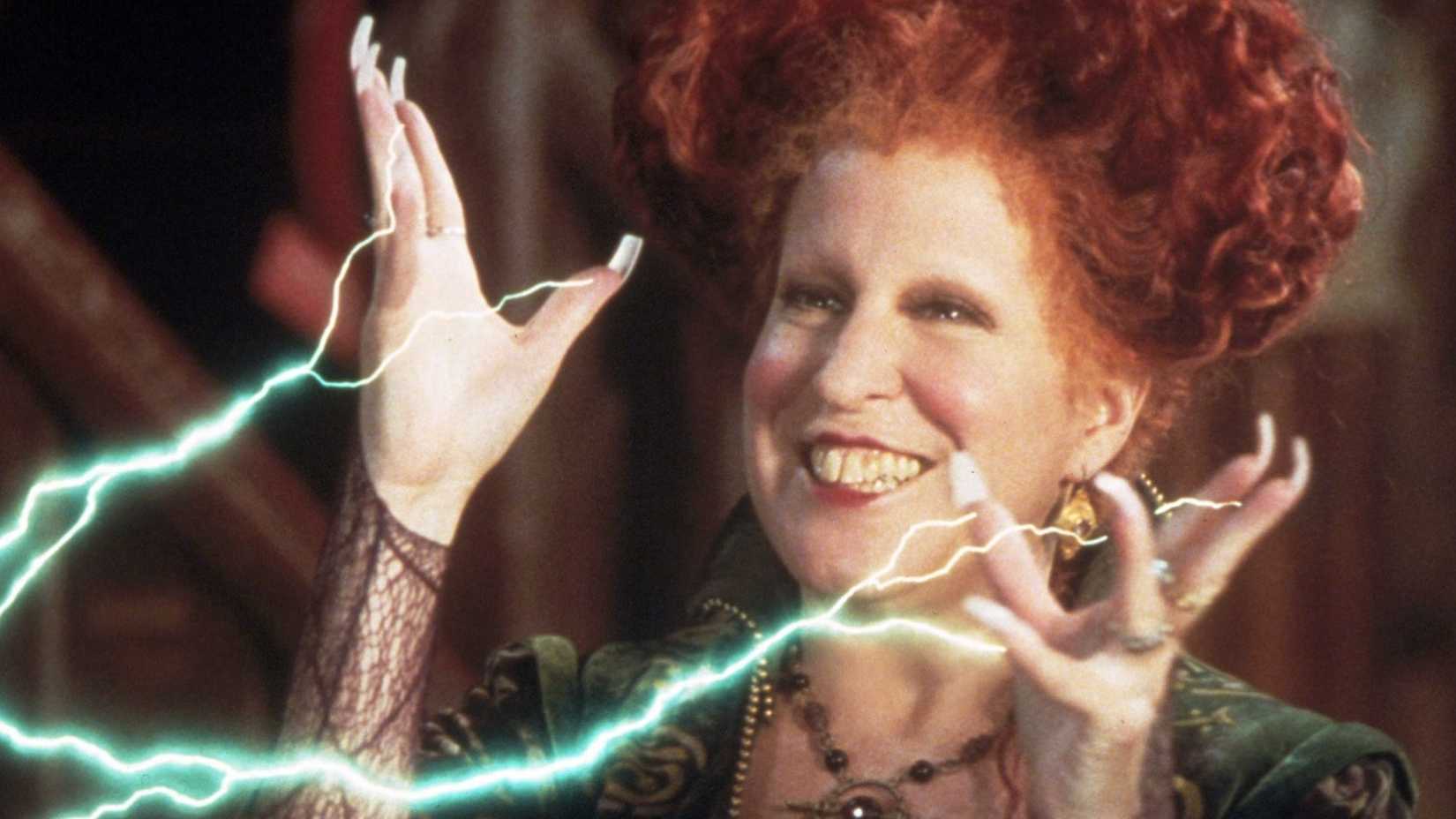 Bette Midler dispara raios de suas mãos em Abracadabra
