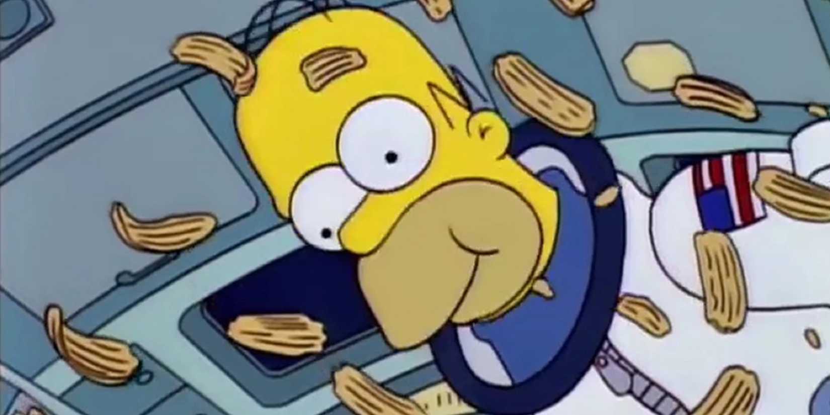 Homer comendo batatas fritas no espaço em The Simpsons