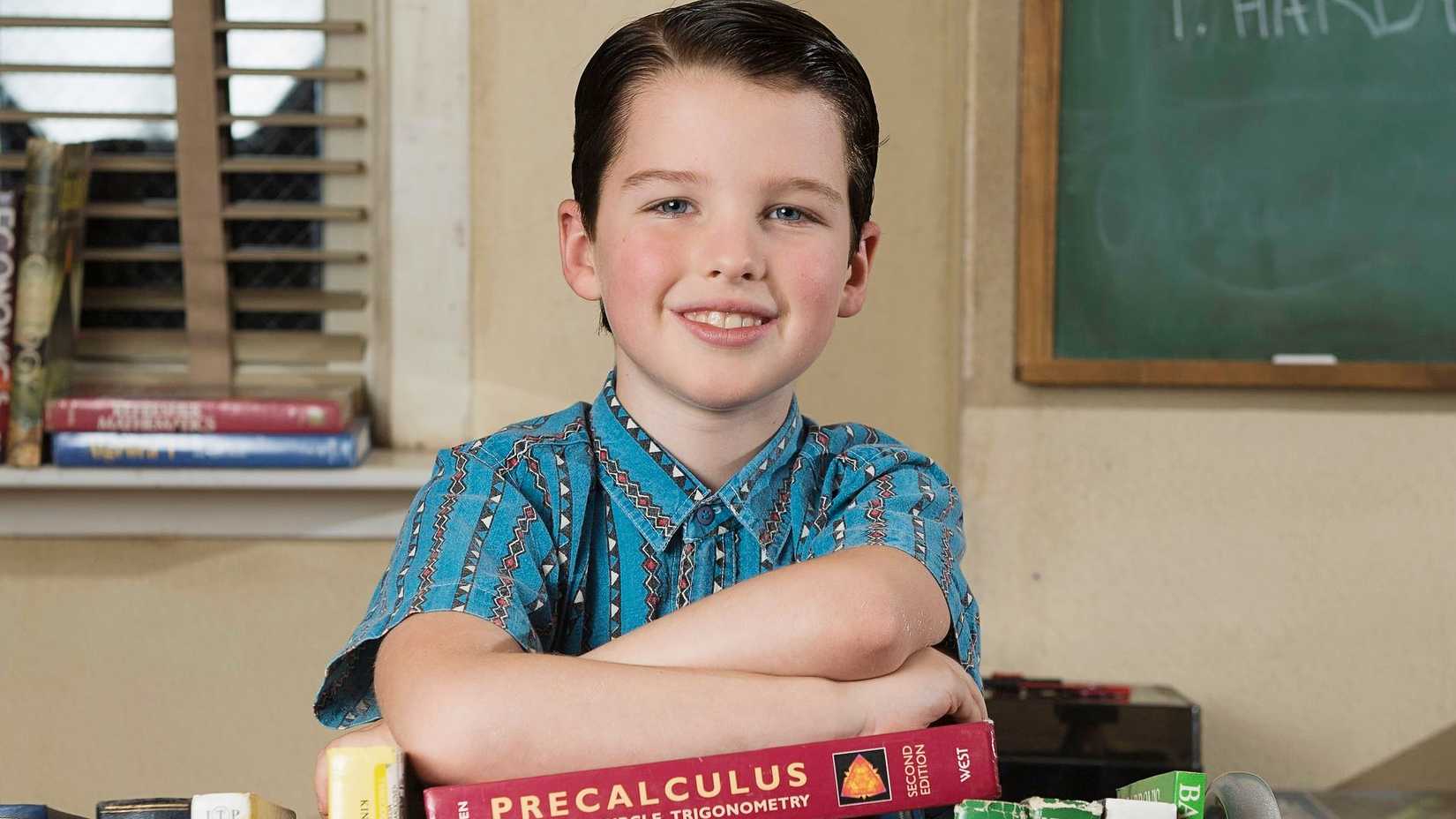 Iain Armitage como Sheldon em Young Sheldon