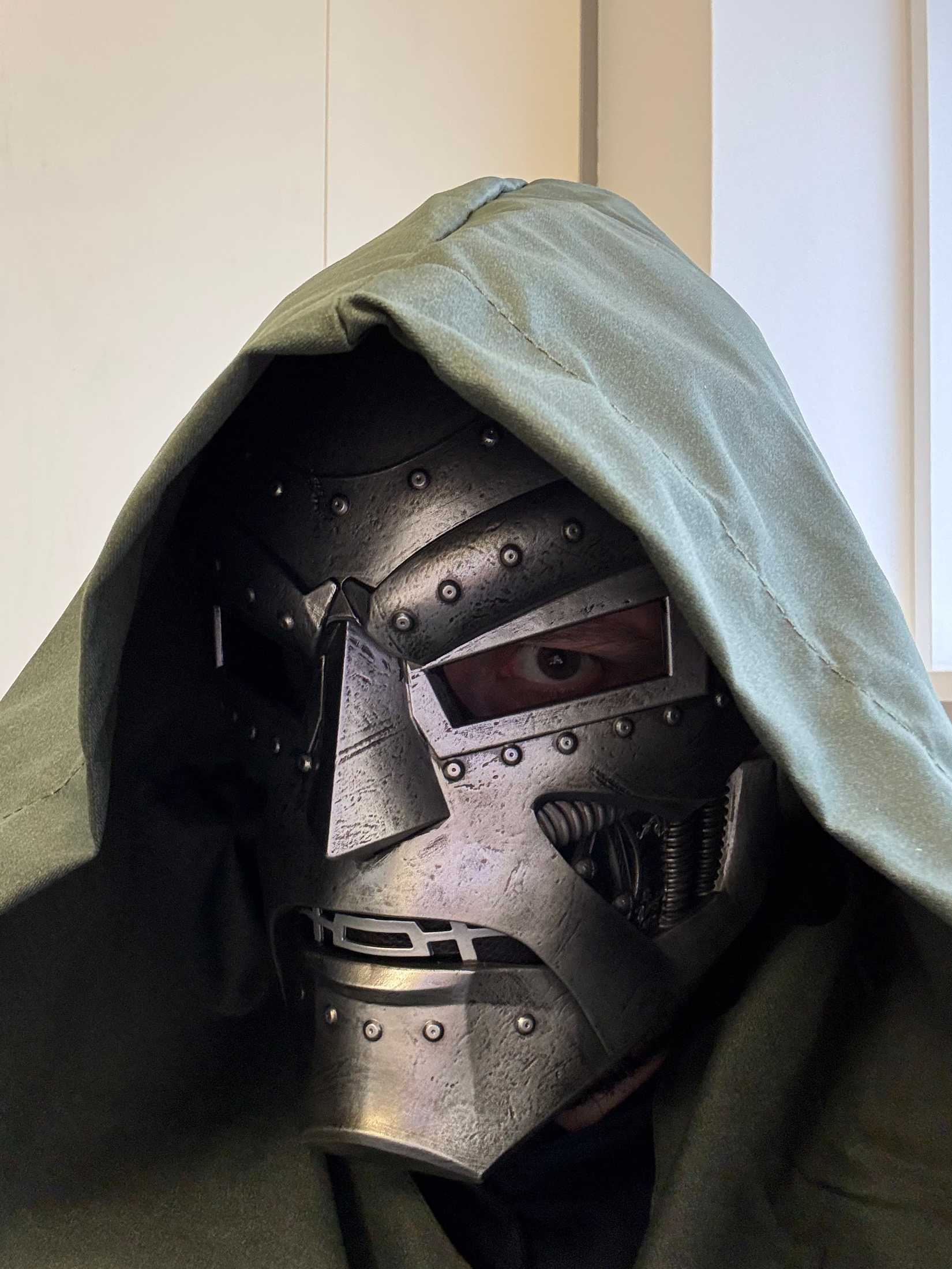 Máscara Premium Roleplay Marvel Legends Doctor Doom siendo usada