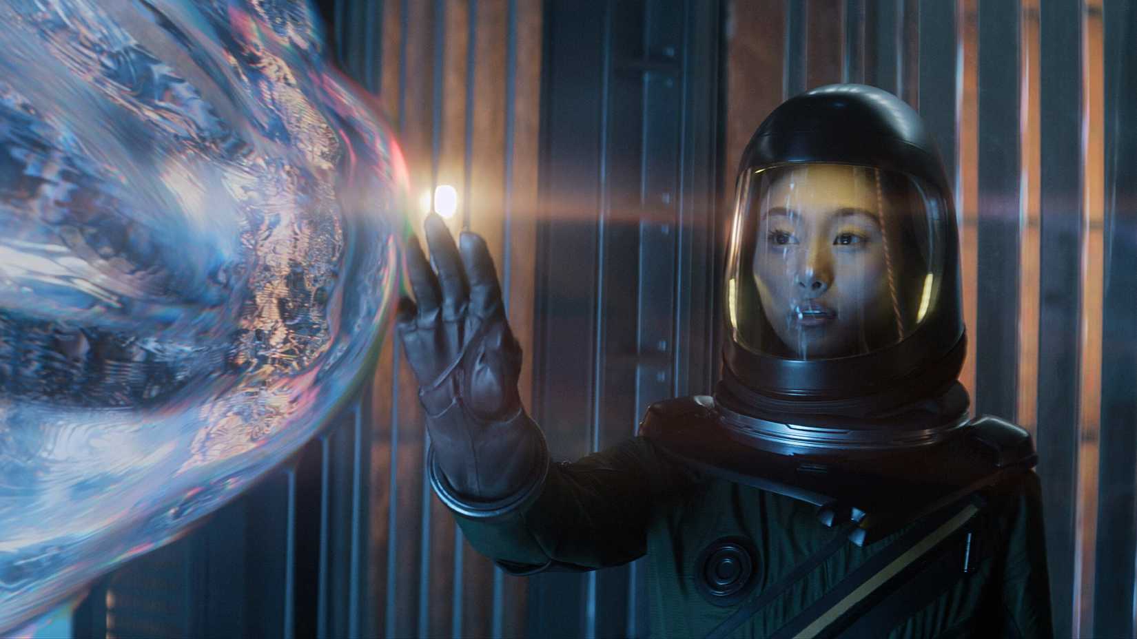 Mitsuki alcançando uma forma de vida alienígena em Invasion (2021) da Apple TV+