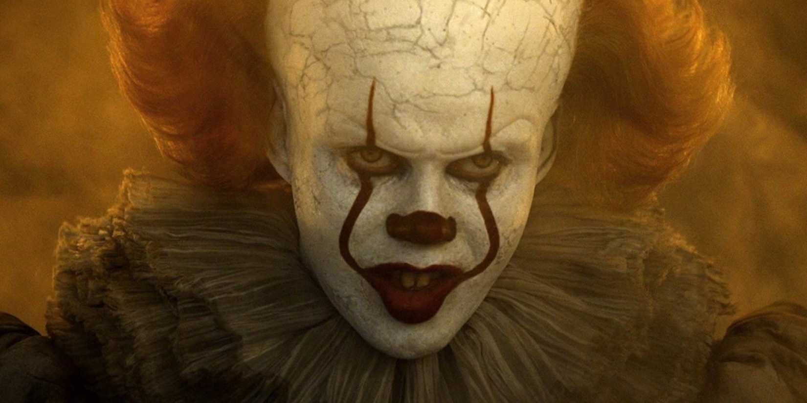 Pennywise com uma expressão raivosa em It: Chapter 2.