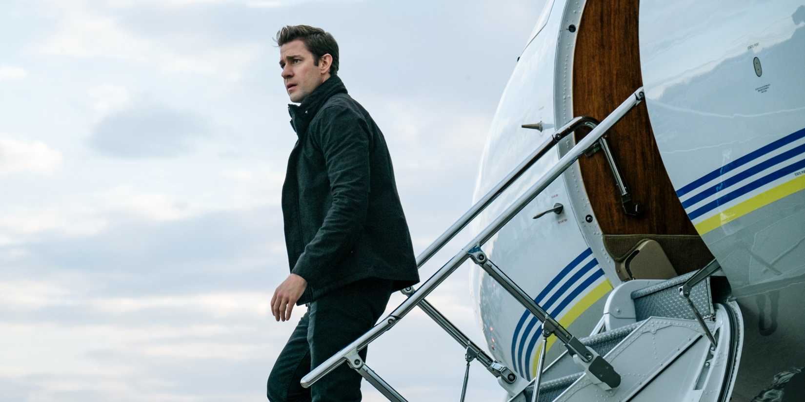 Jack Ryan (John Krasinski) desembarcando de um avião no episódio 1 da temporada 1 de Jack Ryan