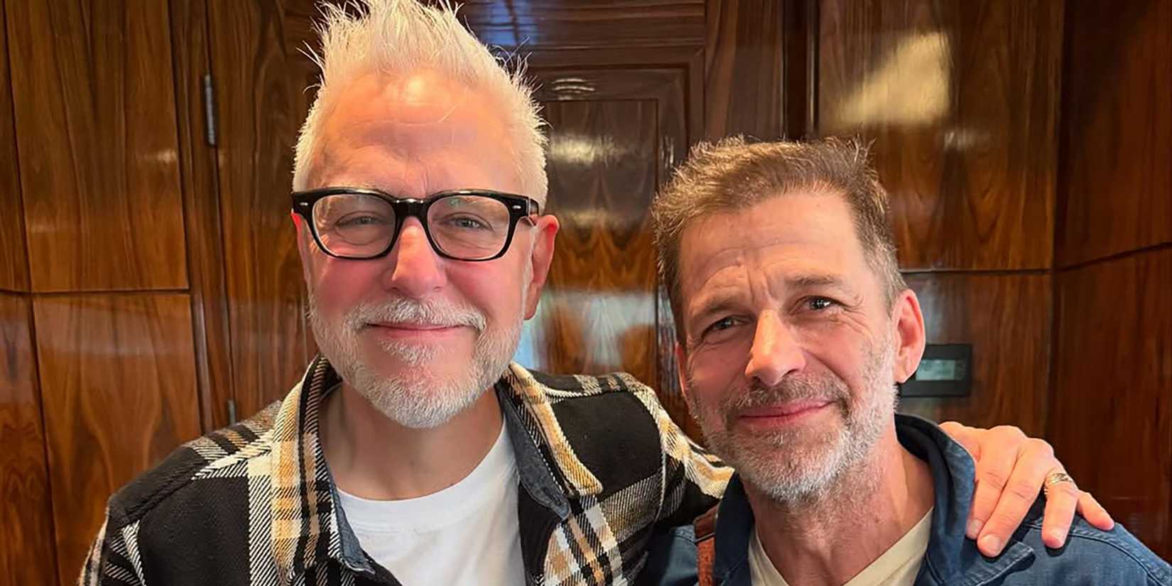 James Gunn e Zack Snyder posando e sorrindo juntos