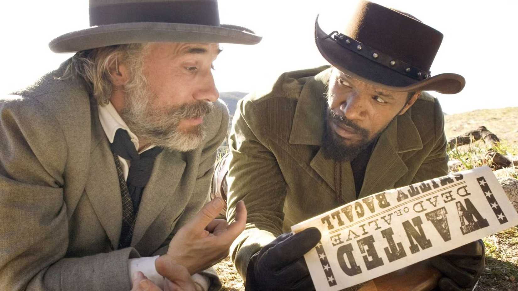Jamie Foxx e Christoph Waltz como Django e King Shultz caídos no chão em Django Livre